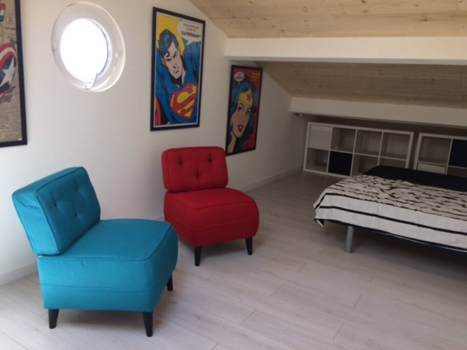 Une grande chambre à l'étage