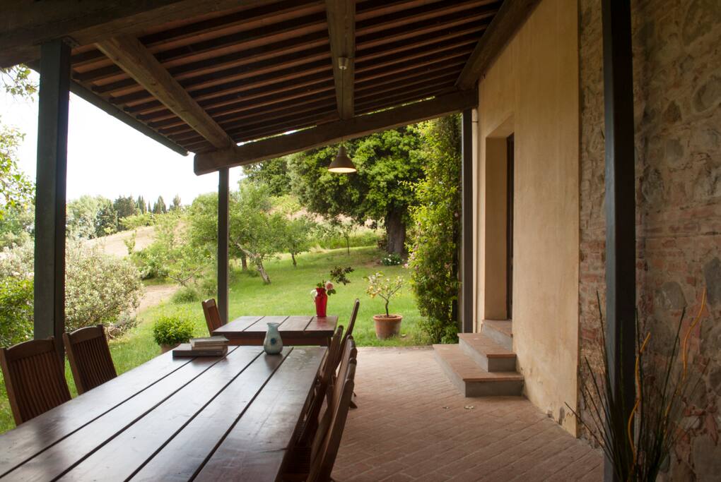 Il portico. È fantastico mangiare qui sotto sia a pranzo che a cena...