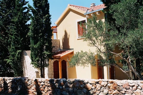 Top performing Airbnb: Hvar, St. Grad, The Mediterranean Scent in Velo Grabje