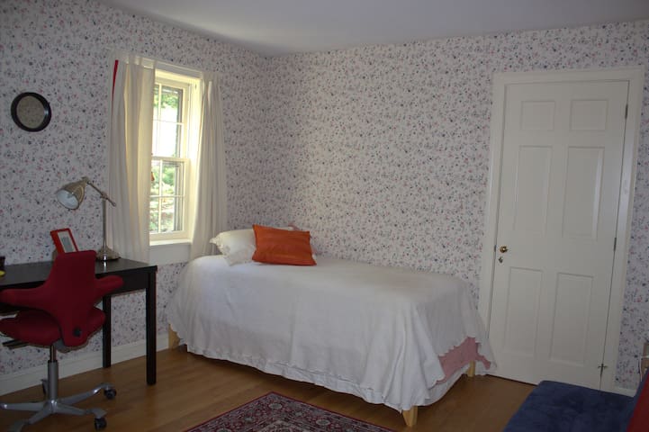 1 mile to Hanover/Dartmouth Green