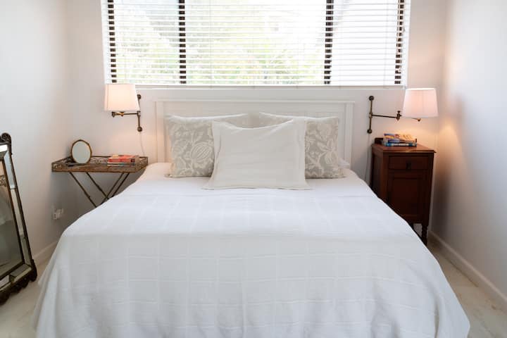 מיטת קווין סייז בחדר השינה הראשי