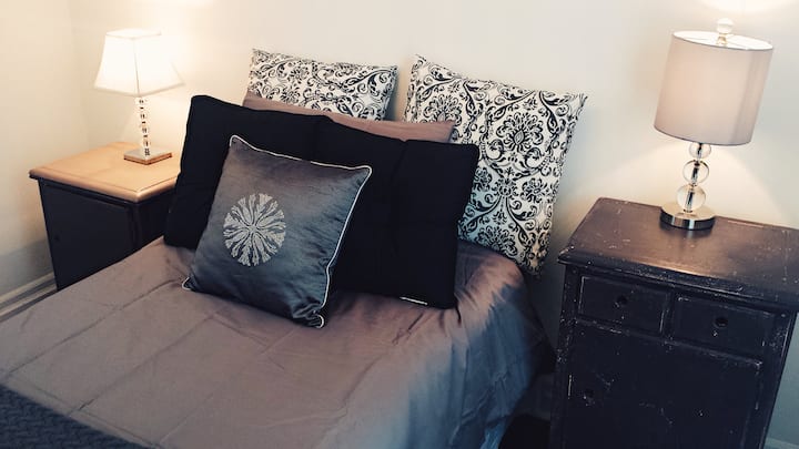 Трета спална соба со прозорец