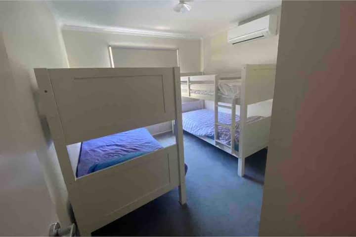 Boven slaapkamer met twee stapelbedden - 4 eenpersoonsbedden