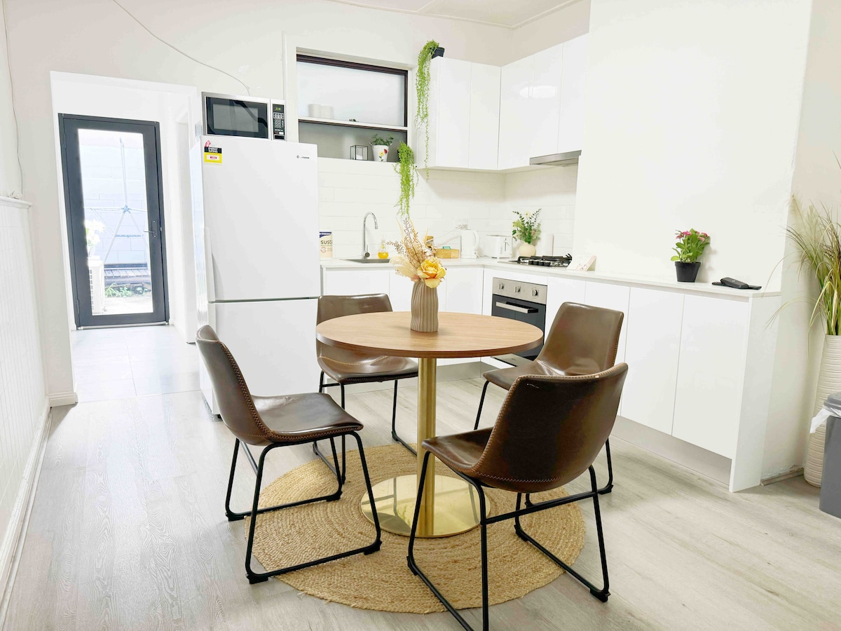 Popular Airbnb listing: Central 3BR /Central station&Chinatown-5 mins walk in Chippendale