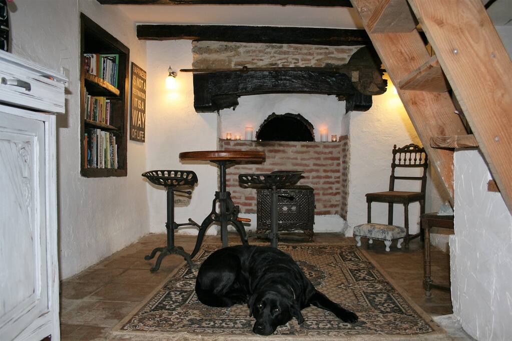 Well behaved dogs welcome, please note we have chickens, and lambs.
