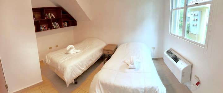 ห้องนอน 2 มีหนังสือมากมายในห้องสมุดเพื่อการพักผ่อนของคุณ