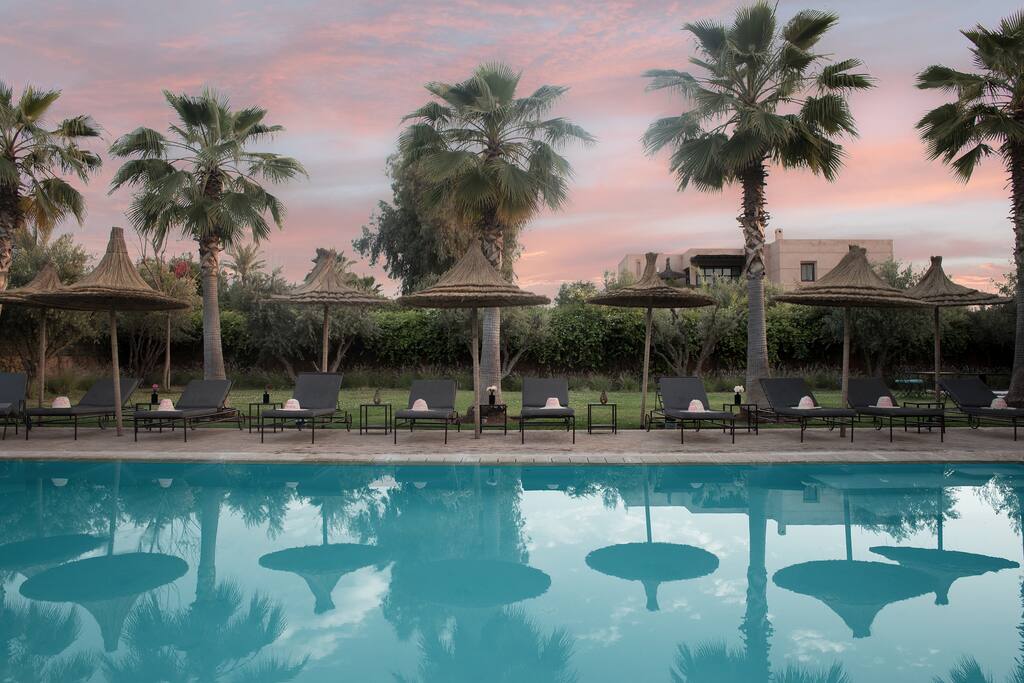 La piscine à débordement au coucher du soleil
