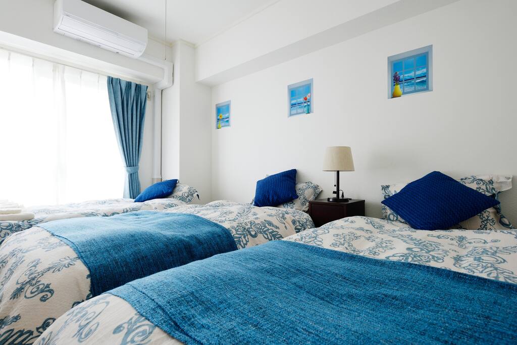 Bedroom with 3 single beds