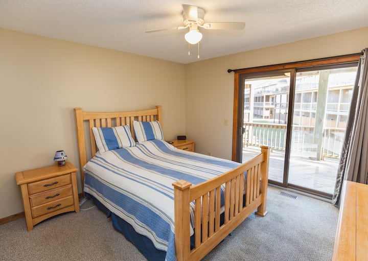 Მთავარი საძინებელი ლუქს-კლასის სააბაზანოთი, გასეირნება კარადაში, ცალკე ტერასა, საკაბელო ტელევიზია და Netflix. 