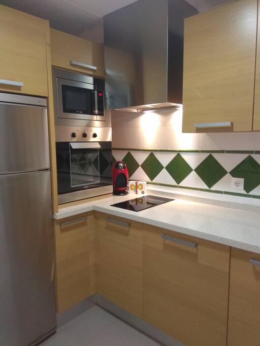 Cocina equipada (Horno, microondas, vitrocerámica de inducció, frigorífico, Lavadora-secadora, lavavajillas, cafetera Dolce Gusto, tostadora, exprimidor eléctrico, hervidor y todo el menaje)