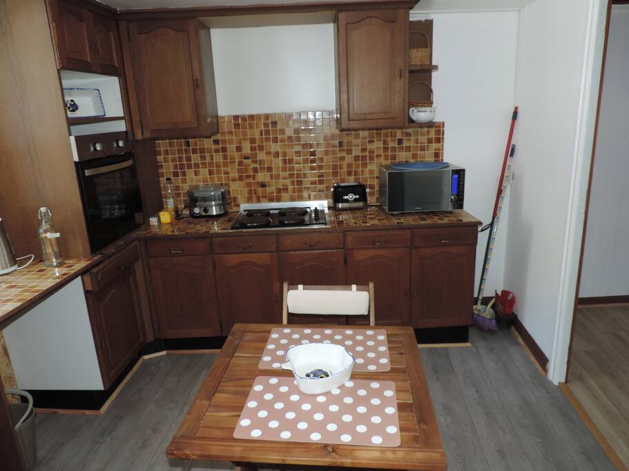 cuisine équipée four, plaques de cuissons, lave vaisselle, grand frigo et petit congélateur