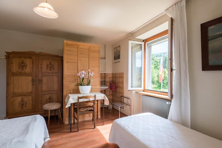 Habitación de 3 camas con ducha.