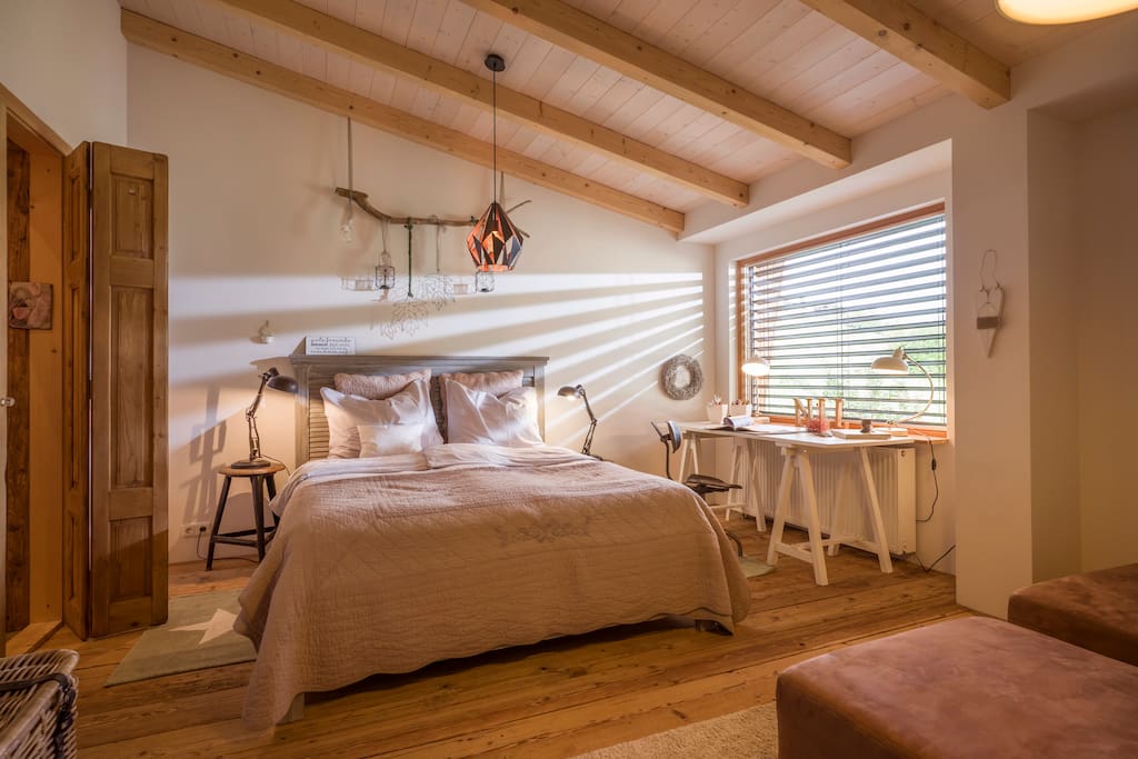 Schlafzimmer mit begehbaren Kleiderschrank und Sofa