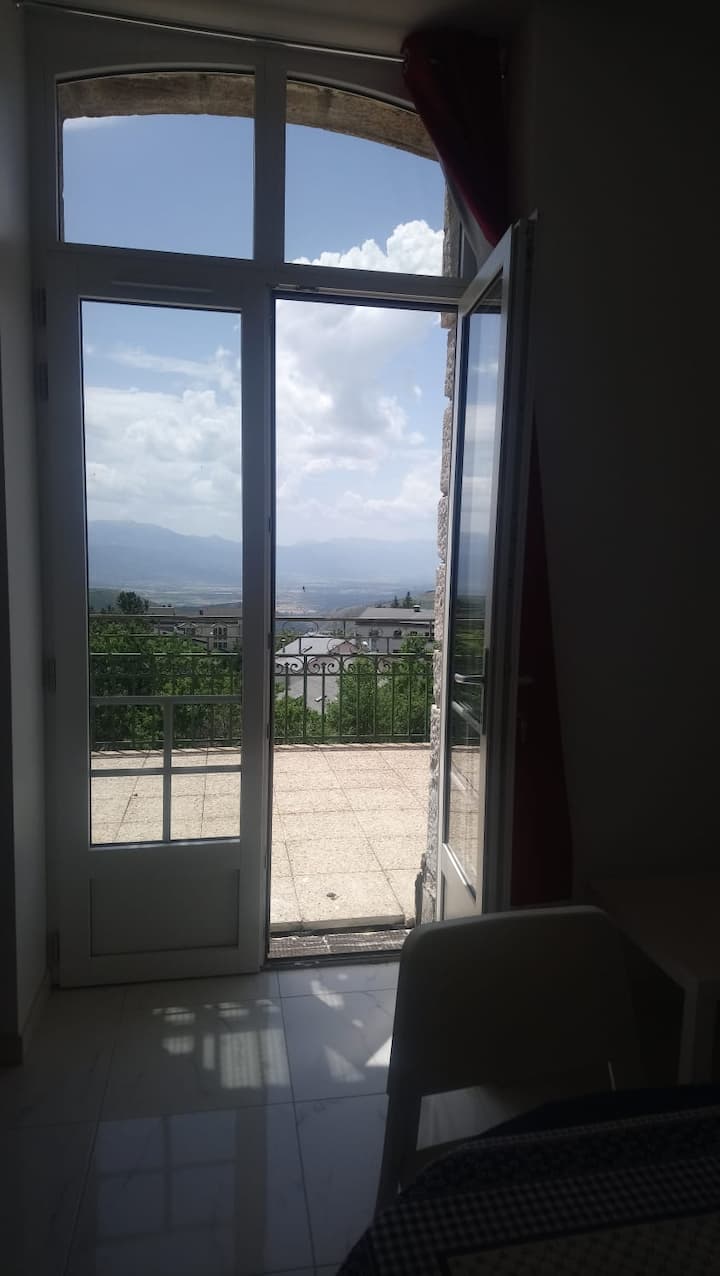 גישה למרפסת מהסלון