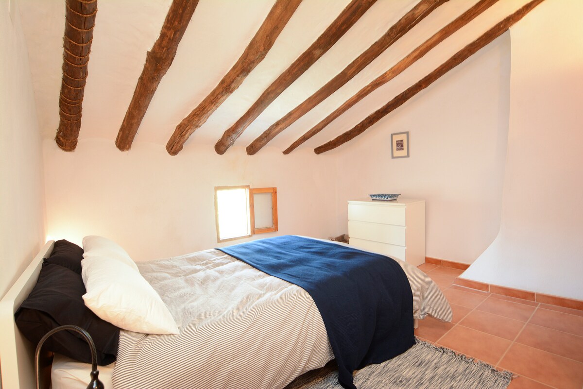 Მეორე საძინებელი. მთელ მსოფლიოში არის ცენტრალური გათბობა.
