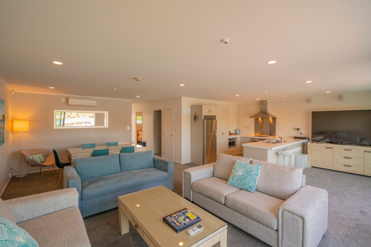 Popular Airbnb listing: Luxury Apartment with stunning Marina Views in Whitianga