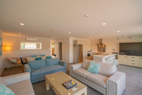 Popular Airbnb listing: Luxury 2 bedroom Apartment with stunning views in Whitianga