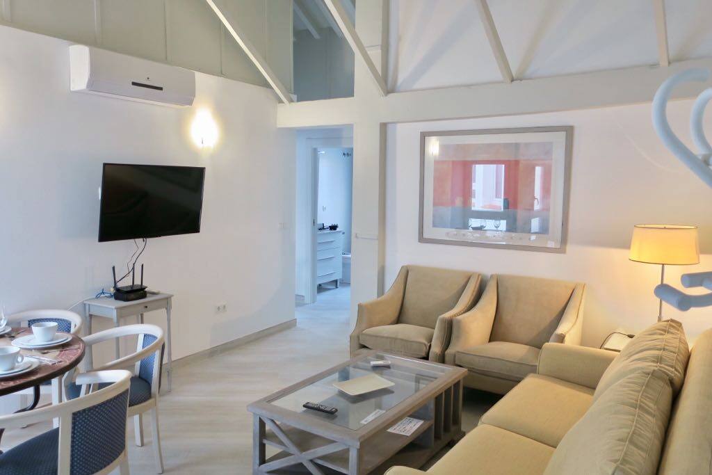 Salón con cómodo sofá cama