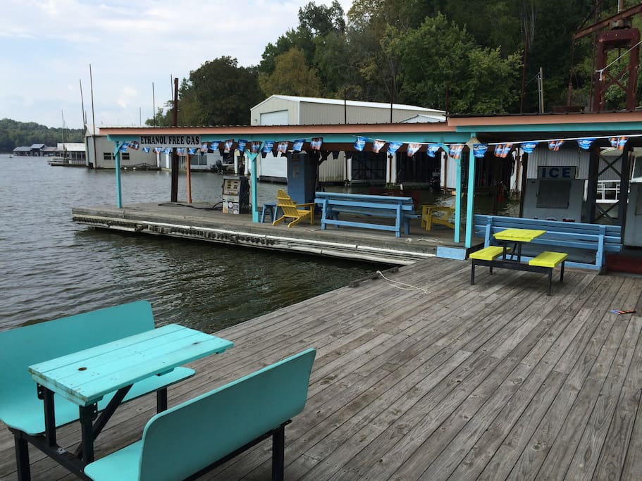 Outdoor dining gives an opportunity to meet boaters refueling