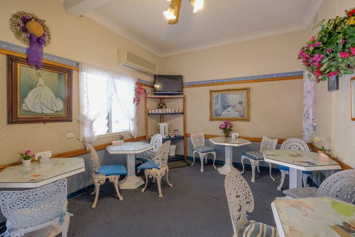 f) 2xSingle beds, 500mQueenSt,Free WiFi+Breakfast