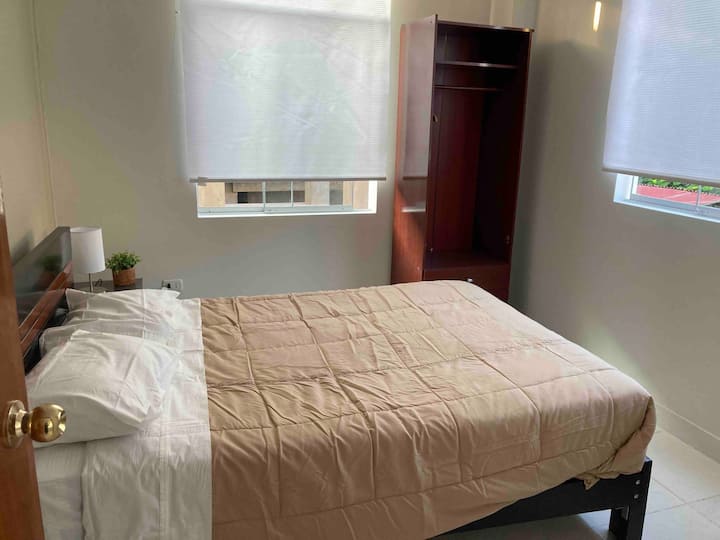 Segundo piso.
Habitación #3:  Tiene 01 cama de 2 plazas. Baño compartido.

Second floor.
Dormitorio n.º3: Dispone de una cama doble. Baño compartido.