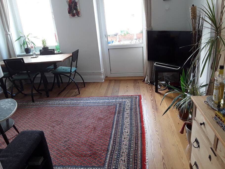 Wohnzimmer mit Balkon