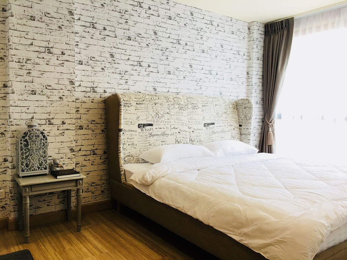 Dormitorio con cama tamaño king en estilo vintage.