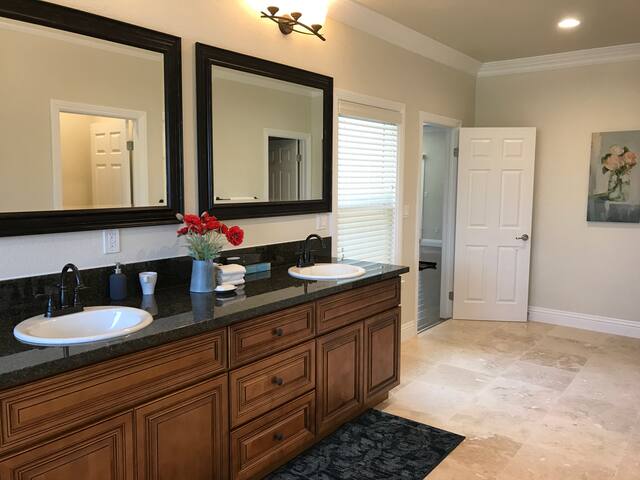 Luxury Boutique House 9rm9ba/6 Massive suites gallery image 2