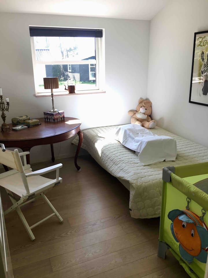 Chumba cha kulala 3 (kitanda 1 + kitanda cha mtoto 1, hulala mtu mzima 1 na mtoto/mtoto 1 au watoto 2 na mtoto 1)