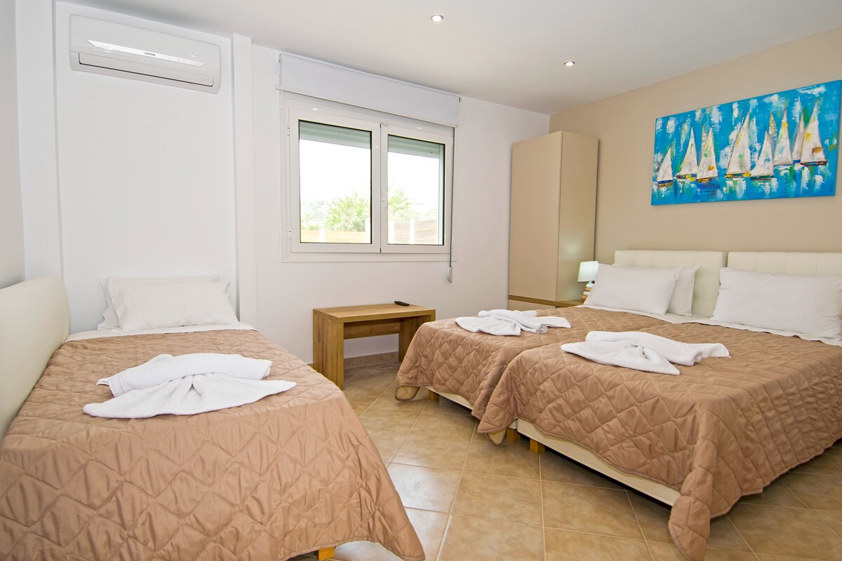 一楼卧室带套内卫生间 