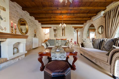 Successful Airbnb property: Luxurious Villa with private pool in Δήμος Μυλοποτάμου