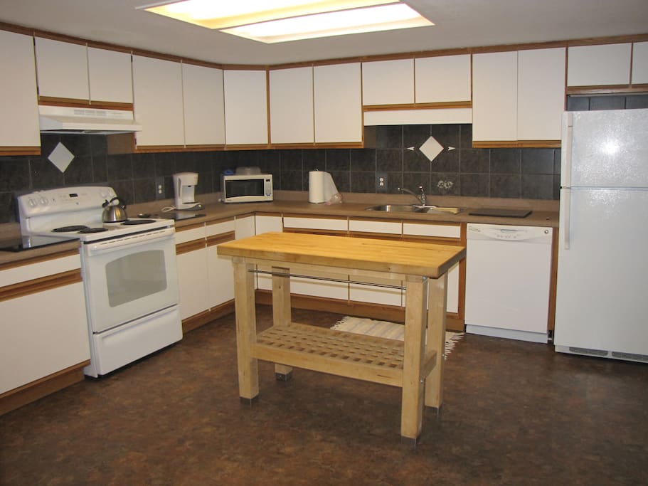 Kitchen with everything to make your meals.