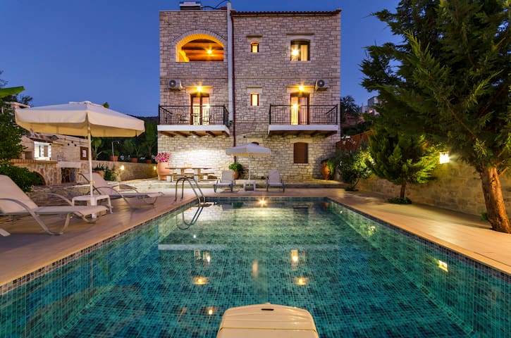 Luxurious  Villa with private pool!