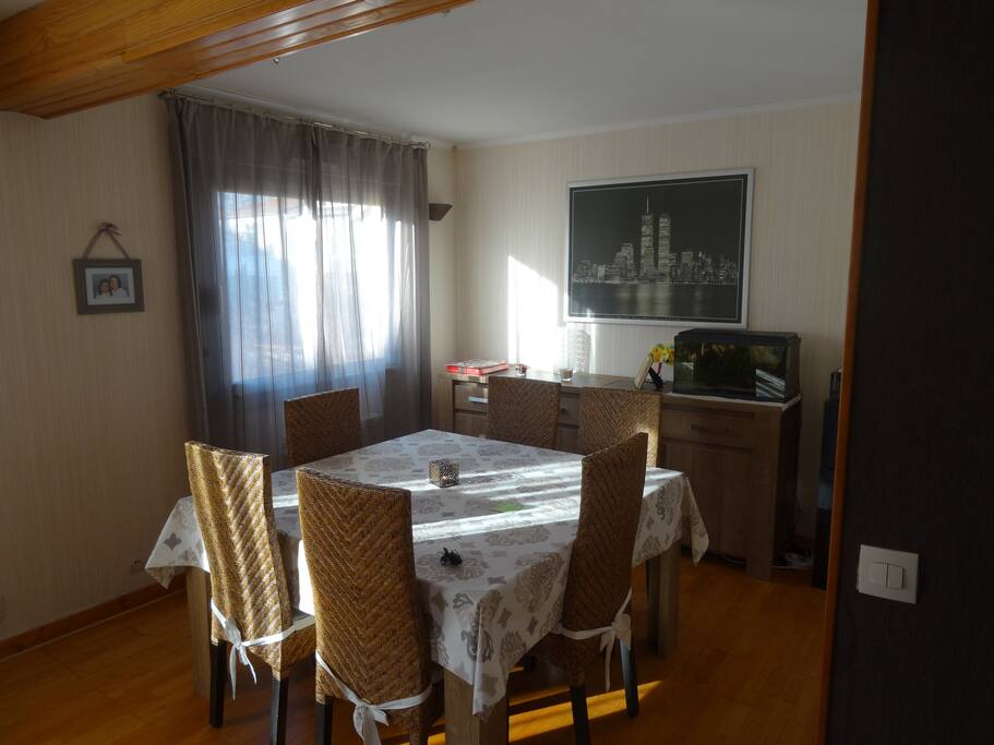 Grande table carrée pouvant accueillir huit convives