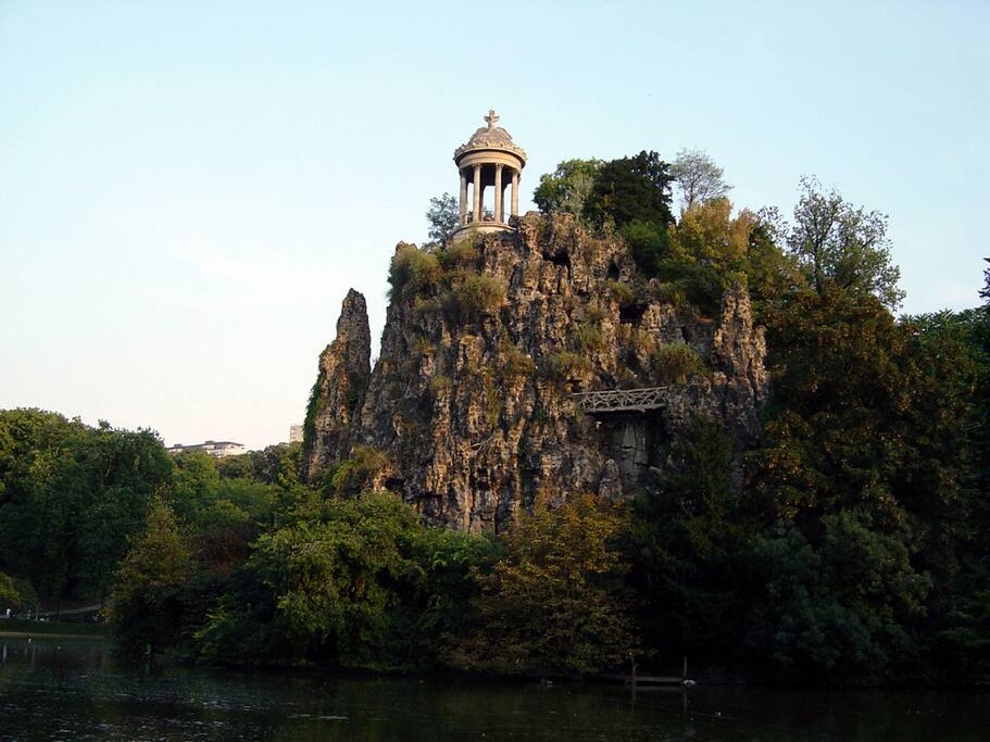 ..des parcs très beaux (les Buttes Chaumont)...
