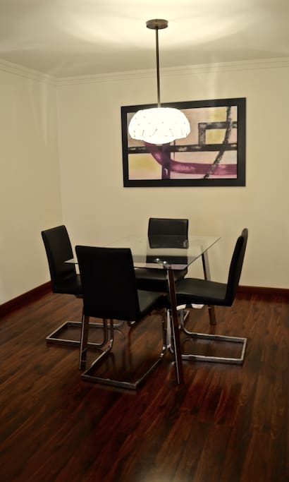 Sala, cómo se puede apreciar en la foto cuenta con buena iluminación artificial.