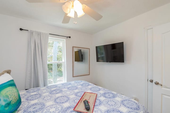 غرفة نوم بسرير كبير 1