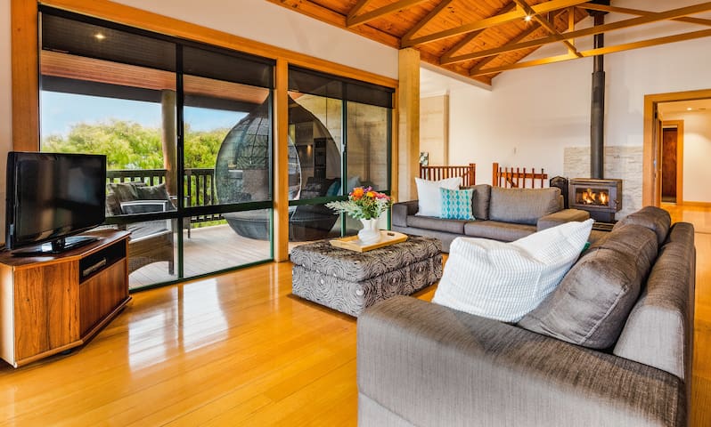 Dolphin House: Family-Friendly • Ocean Views • BBQ