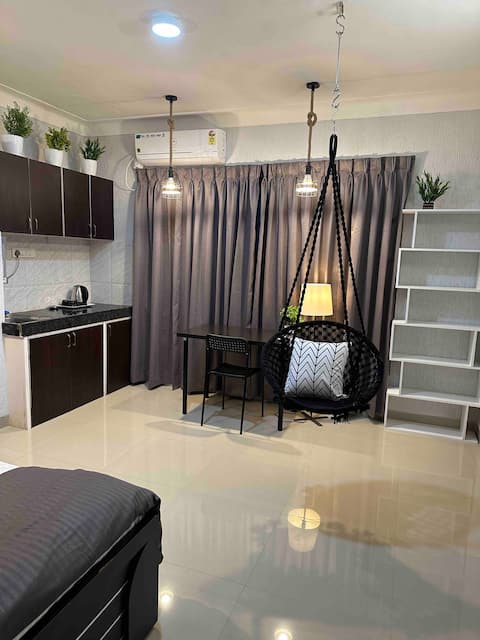 The Swing: Central KP with Work Desk & WiFi