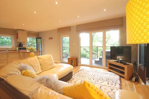 Popular Airbnb listing: OAKS LODGE luxury romantic woodland lodge, hot tub in Shropshire