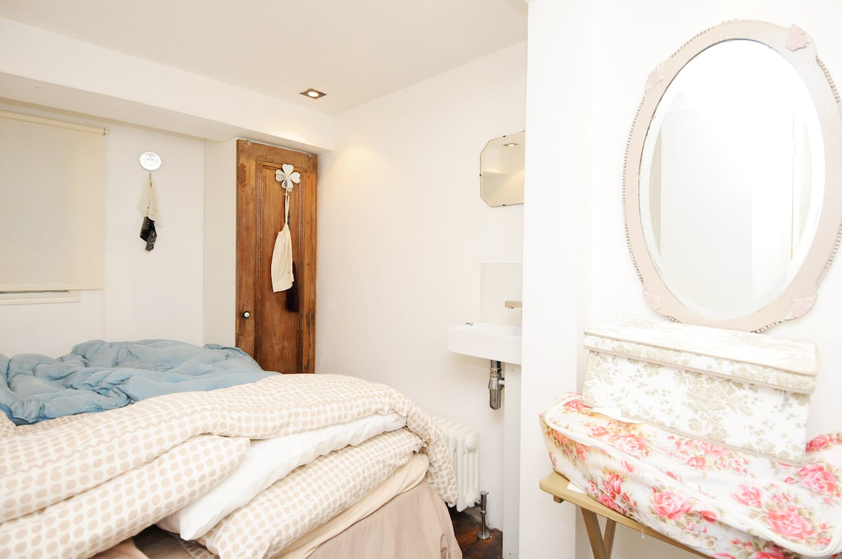 Segundo dormitorio en la parte trasera de la casa .