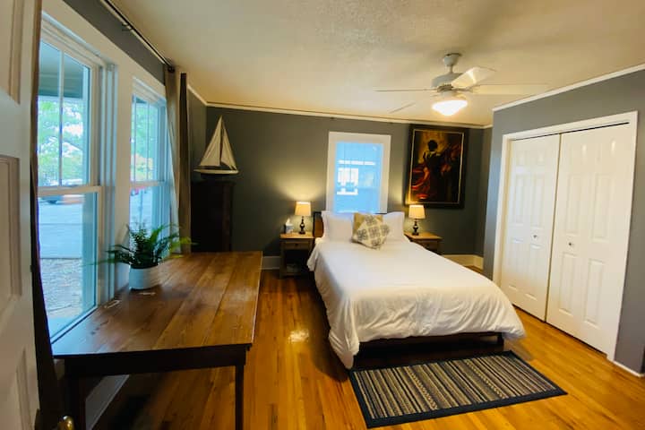 Chumba cha mbele kilicho na kitanda cha malkia. Mvaaji mkubwa wa kijana na kabati kubwa la nguo. Dawati la kale linatazama yadi ya mbele na Njia ya Sungura ya Swamp. 