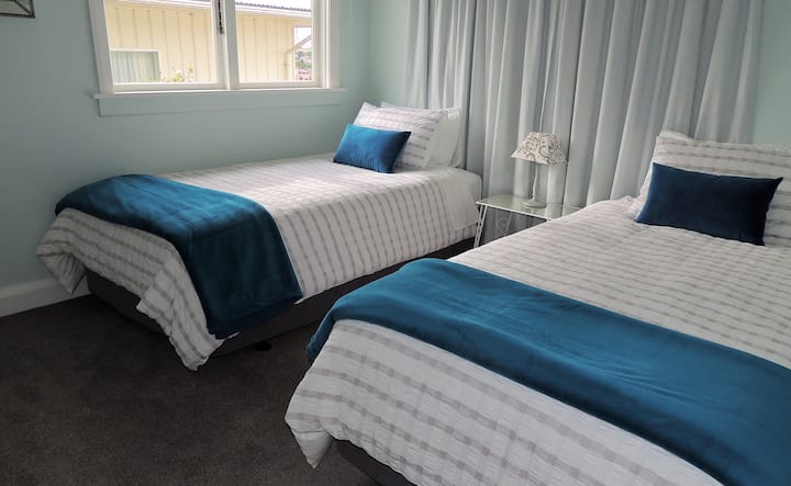 Спална соба 2 долу со 2 просторни и многу удобни брачни единечни кревети 