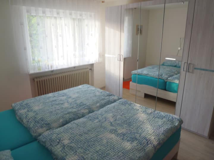 Chumba cha kulala na kabati kubwa