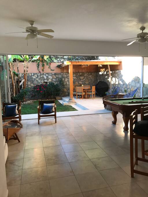 Vista hacia jardín y sala de juegos