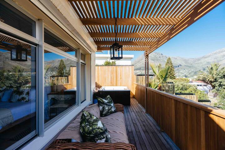 Houtbay, upmarket 8 sleeper with Jacuzzi & Pool gallery image 5