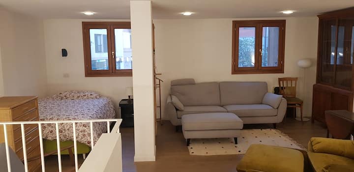 Drugi krevet i sofa.