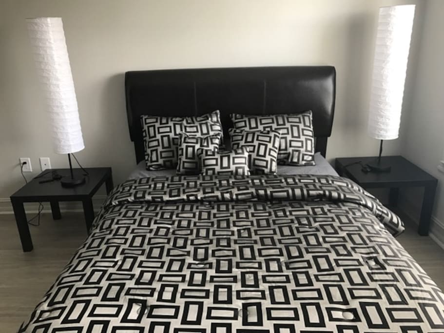 Second bedroom with queen size bed