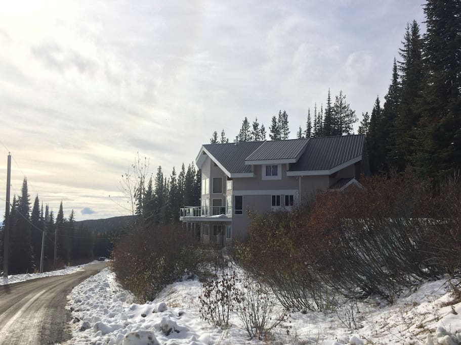 View coming towards cabin from road