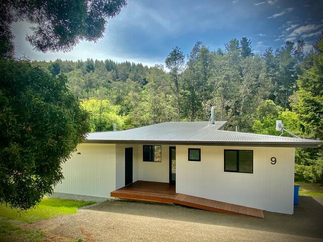 Derby River Edge House – Right on the river